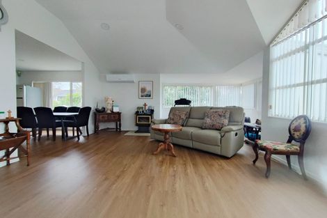 Photo of property in 3 Queen Natalie Place, Massey, Auckland, 0614