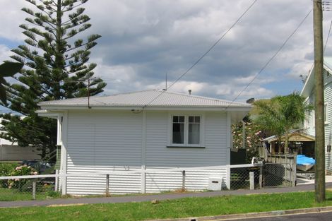 Photo of property in 48 Kiwi Road, Stanley Point, Auckland, 0624