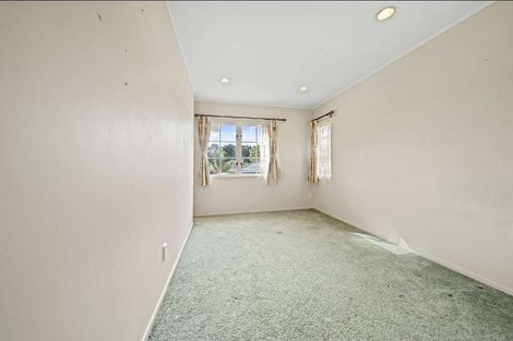 Photo of property in 12 De Havilland Drive, Goodwood Heights, Auckland, 2105