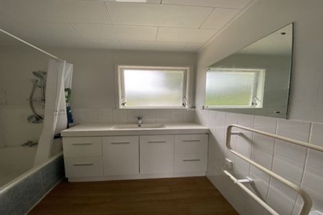 Photo of property in 32 Spinella Drive, Bayview, Auckland, 0629