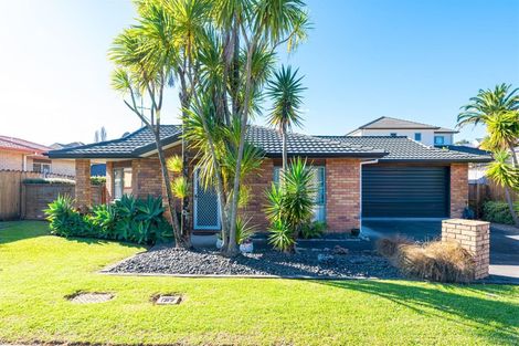 Photo of property in 8 Ryehill Close, New Lynn, Auckland, 0600