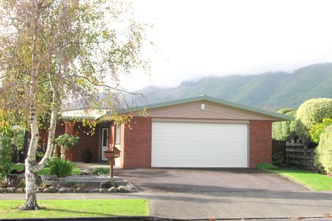 Photo of property in 5 Runanga Grove, Waikanae, 5036