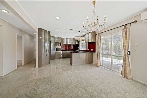 Photo of property in 12 De Havilland Drive, Goodwood Heights, Auckland, 2105