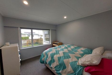 Photo of property in 8 Riversdale Drive, Merrilands, New Plymouth, 4312