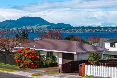 Photo of property in 2/8 Kinder Street, Acacia Bay, Taupo, 3330