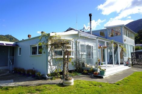 Photo of property in 6 Durham Street, Picton, 7220