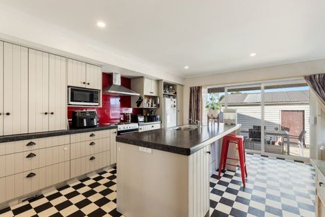 Photo of property in 11 Truby King Street, Merrilands, New Plymouth, 4312