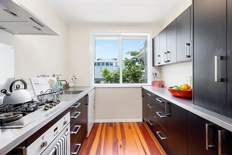 Photo of property in 32 Davidson Crescent, Tawa, Wellington, 5028