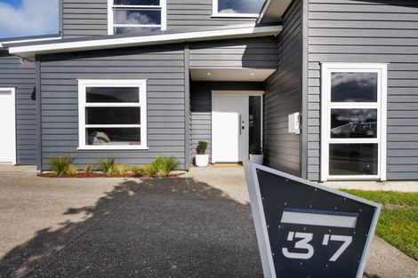 Photo of property in 37 Vaucluse Heights, Fitzherbert, Palmerston North, 4410