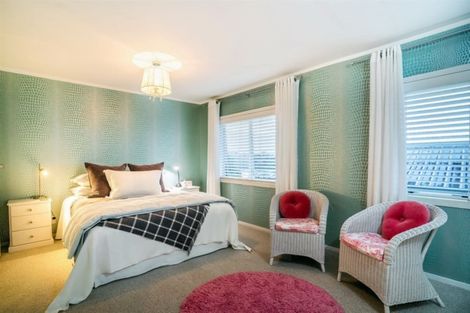 Photo of property in 2/98 Queen Street, Northcote Point, Auckland, 0627