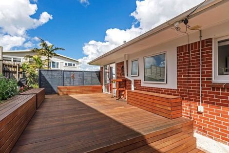 Photo of property in 2/83a Pupuke Road, Northcote, Auckland, 0627