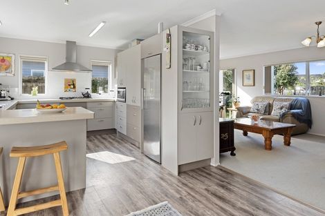 Photo of property in 16 Resolution Place, One Tree Point, 0118