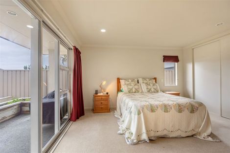 Photo of property in 2 Arthur Close, Clive, 4102