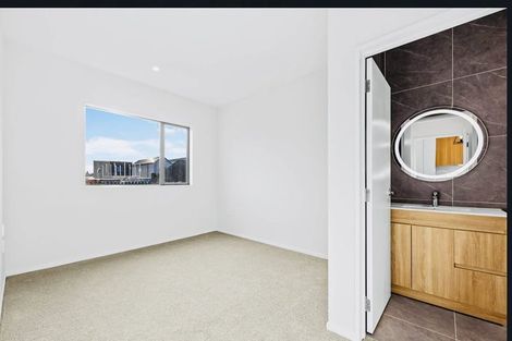 Photo of property in 11 Farranfore Road, Opaheke, Papakura, 2113