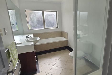 Photo of property in 48 Thornbury Crescent, East Tamaki Heights, Auckland, 2016