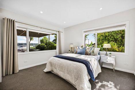 Photo of property in 70 Kiwi Esplanade, Mangere Bridge, Auckland, 2022