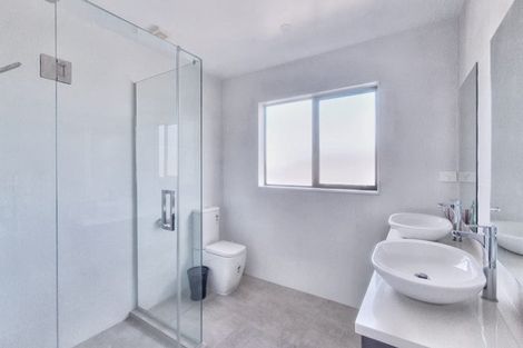 Photo of property in 19a Northcross Drive, Oteha, Auckland, 0632