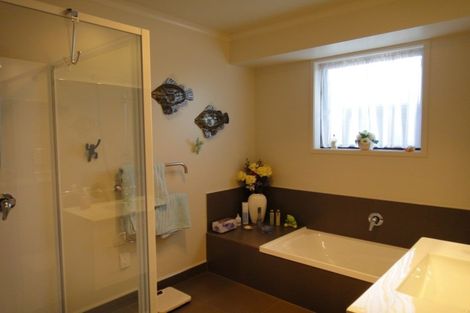 Photo of property in 9 Endeavour Place, One Tree Point, 0118