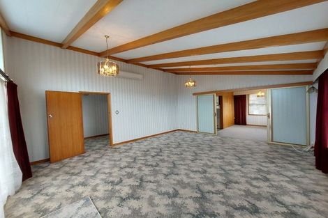 Photo of property in 2 Onslow Place, Merrilands, New Plymouth, 4312