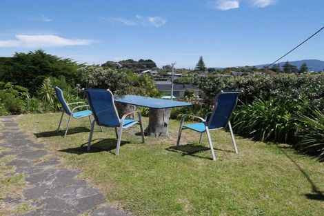Photo of property in 25 Hemara Street, Waikanae Beach, Waikanae, 5036