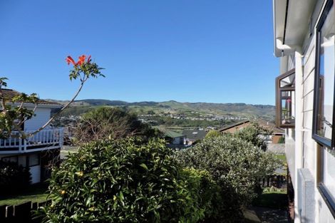 Photo of property in 4 Ordley Grove, Tawa, Wellington, 5028