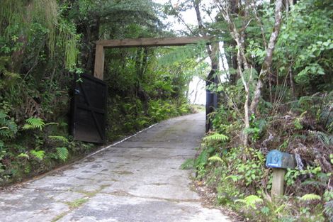 Photo of property in 19 Quinns Road, Waiatarua, Auckland, 0612