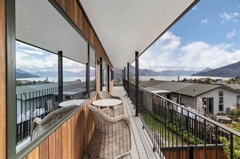 Photo of property in 18 Poplar Drive, Kelvin Heights, Queenstown, 9300