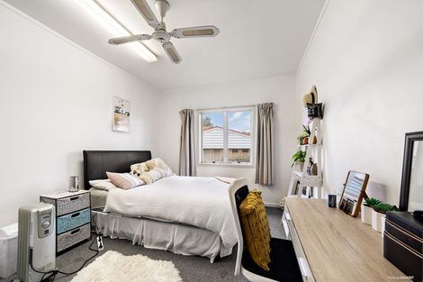 Photo of property in 320 Glenfield Road, Glenfield, Auckland, 0629