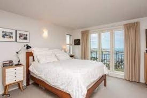 Photo of property in 23 Alexandra Road, Roseneath, Wellington, 6021