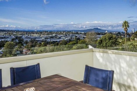 Photo of property in 58 Chivalry Road, Glenfield, Auckland, 0629