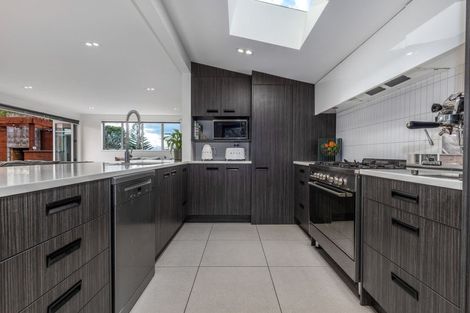 Photo of property in 8 Tiromoana Road, Raumati South, Paraparaumu, 5032