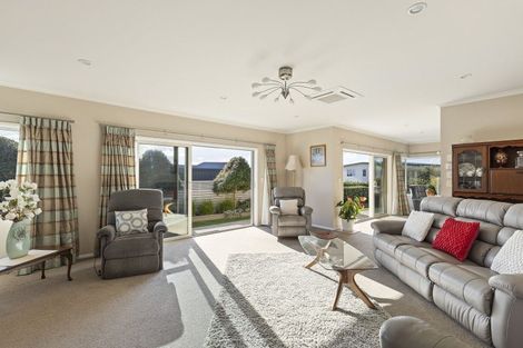 Photo of property in 5 Vardon Way, Waiwhakaiho, New Plymouth, 4312