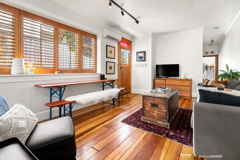 Photo of property in 180 Sutherland Road, Lyall Bay, Wellington, 6022