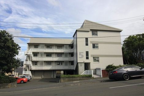 Photo of property in 5 Hawker Street, Mount Victoria, Wellington, 6011