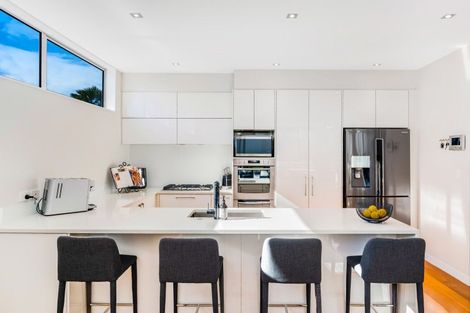 Photo of property in 33 Luplau Crescent, Cockle Bay, Auckland, 2014