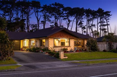 Photo of property in 130 Weggery Drive, Waikanae Beach, Waikanae, 5036