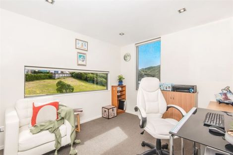 Photo of property in 6 Bendigo Grove, Newlands, Wellington, 6037