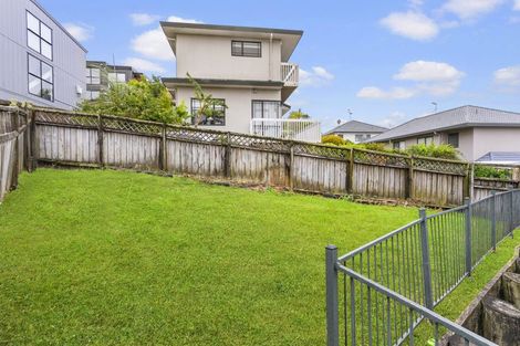 Photo of property in 2/14 Mossop Rise, Glenfield, Auckland, 0629