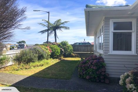 Photo of property in 5 Archbold Street, Newlands, Wellington, 6037