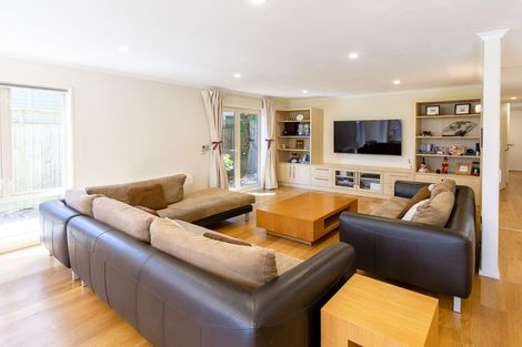 Photo of property in 40 Saint Andrews Square, Strowan, Christchurch, 8052