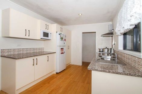 Photo of property in 16 Blue Way, Glendene, Auckland, 0602