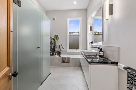 Photo of property in 69 Creswick Terrace, Northland, Wellington, 6012
