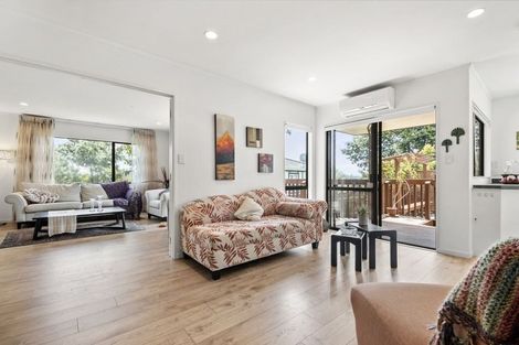 Photo of property in 14 Mandeville Place, Unsworth Heights, Auckland, 0632