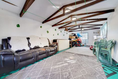 Photo of property in 1b Bamboo Grove, Kelston, Auckland, 0602