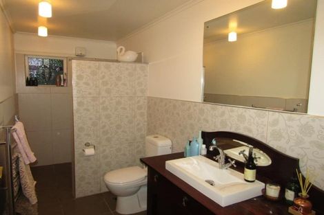 Photo of property in 28 Rangiora Avenue, Kaiwharawhara, Wellington, 6035