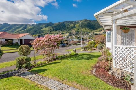Photo of property in 6 Cranbrook Grove, Waikanae, 5036