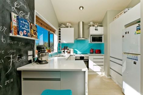 Photo of property in 10/76 Target Road, Totara Vale, Auckland, 0629