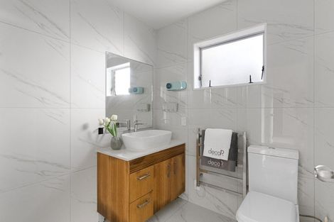 Photo of property in 2/9 Colmar Road, Mellons Bay, Auckland, 2014