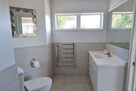 Photo of property in 873a Beach Road, Waiake, Auckland, 0630