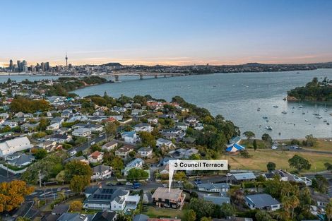 Photo of property in 3 Council Terrace, Northcote Point, Auckland, 0627